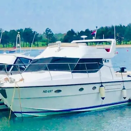 Botel Emma's Boat *